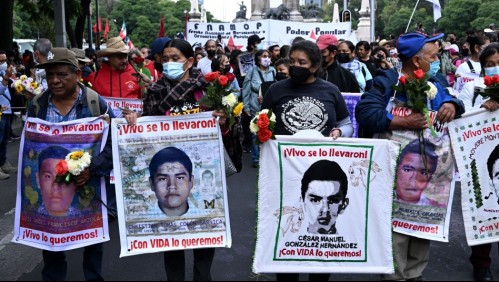 '¡Vivos los queremos!': Multitudinaria marcha en conmemoración de los 43 estudiantes desaparecidos en México