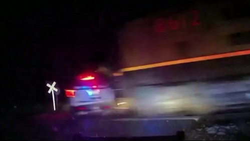 [VIDEO] Policías detienen a una mujer, la meten al auto sobre la vía férrea, y el tren arrasa con el vehículo
