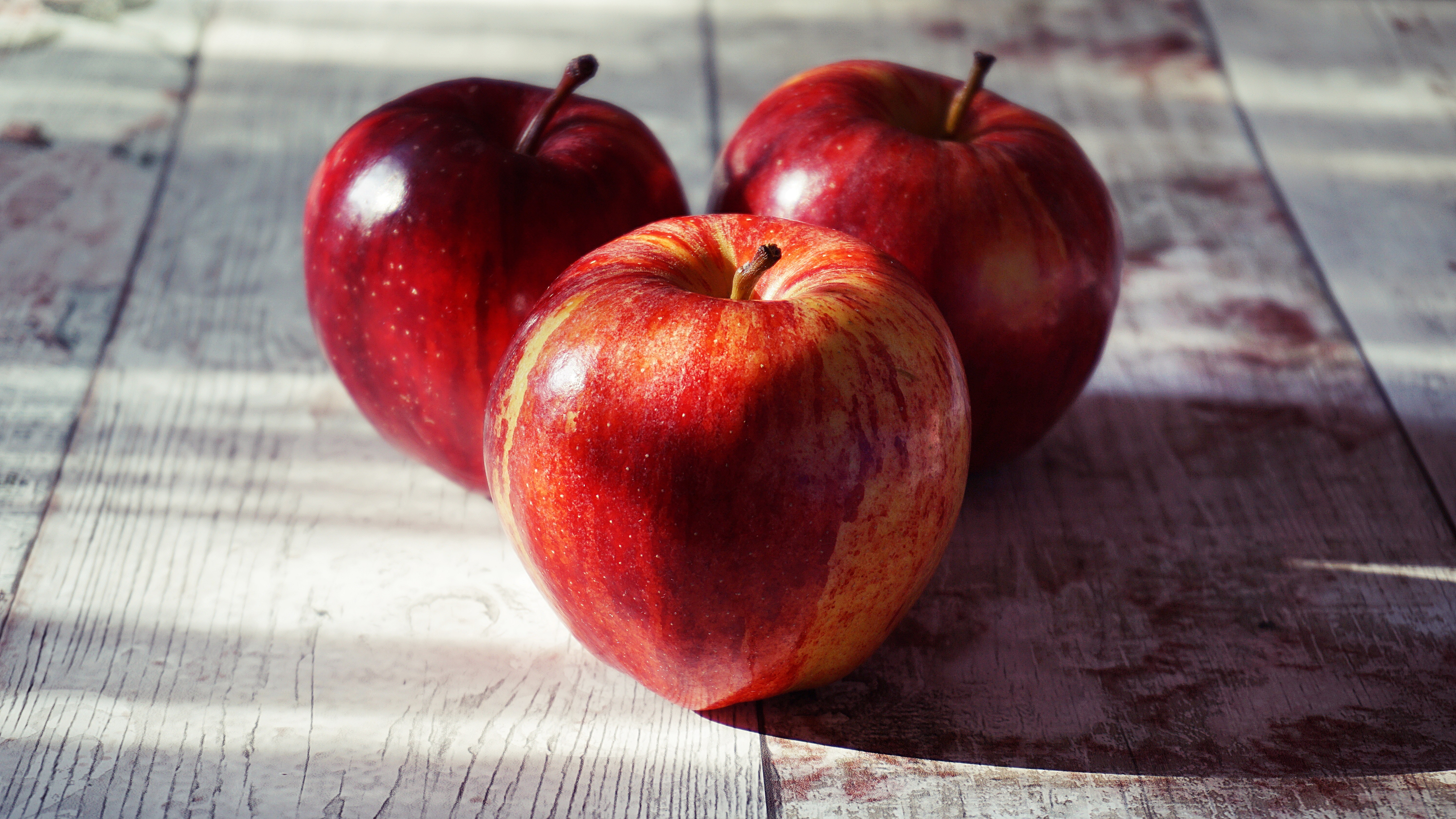 Apple three. Яблоки. Красивые яблоки. Красивое красное яблоко. Яблоко на столе.