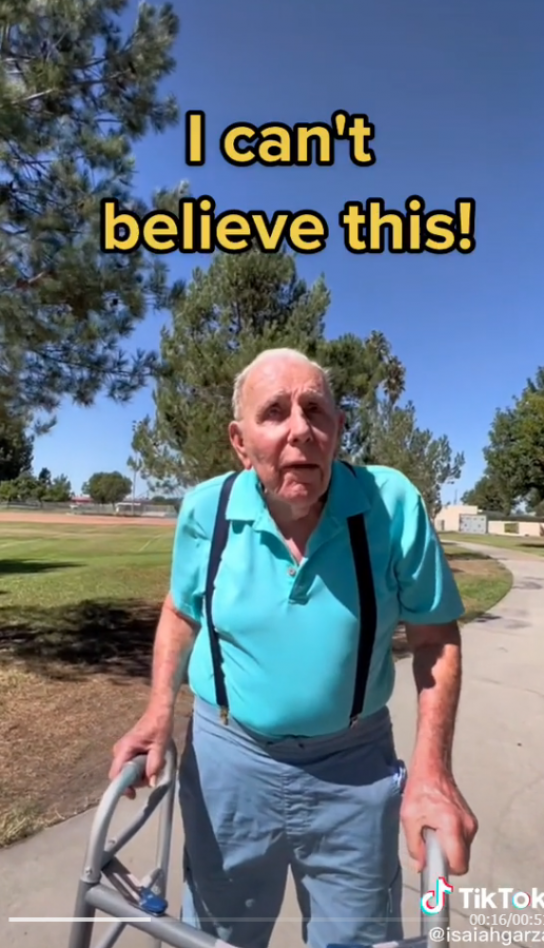 El adulto mayor quedó sorprendido con la invitación. Captura de video.