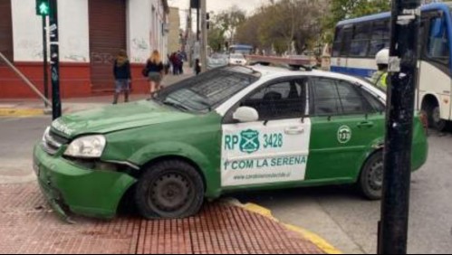 Mujer roba patrulla de Carabineros y luego choca contra un semáforo