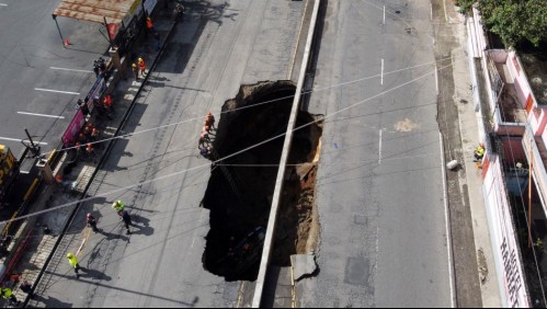 Sigue la búsqueda de madre e hija tras enorme socavón en Guatemala: Padre perdió dos dedos intentando rescatarlas