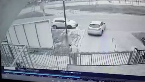 Video muestra a una detective repeliendo a balazos intento de robo de su auto cuando dejaba a su hija en jardín infantil