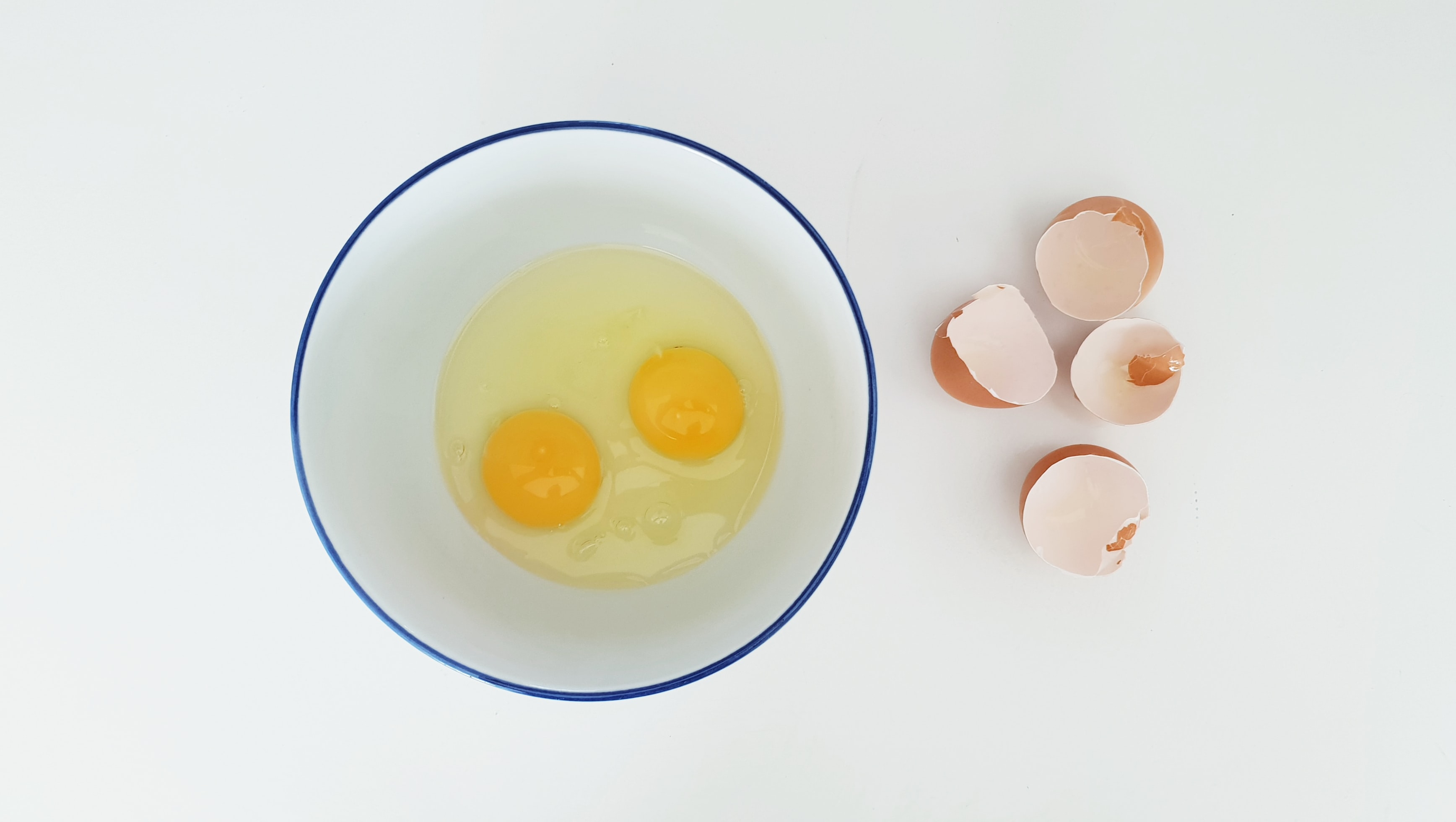 Как правильно выбирать яйца. Жидкое яйцо. Белок из яйца. Белок и желток. Удобное яйцо.