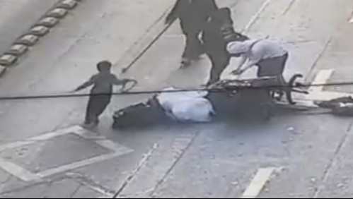 Niño que participó en barricadas en Alameda: Abuela asegura que la madre lo lleva a protestas desde los 2 años