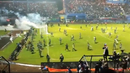 Rectifican cantidad de muertos por disturbios en estadio de fútbol en Indonesia: La cifra bajó a 125 personas