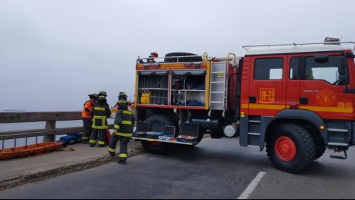 Rescatan a mujer que cayó a roqueríos desde puente que une Viña del Mar con Valparaíso