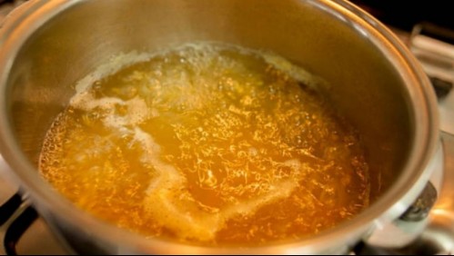 'Me sentí defraudada': Descubrió que su pareja la dejaría y ella lo quemó con aceite caliente mientras dormía