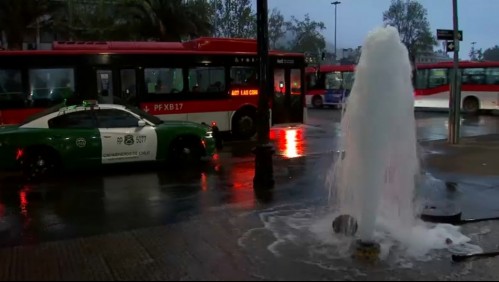 Rotura de grifo provoca gran fuga de agua en el sector de Plaza Italia