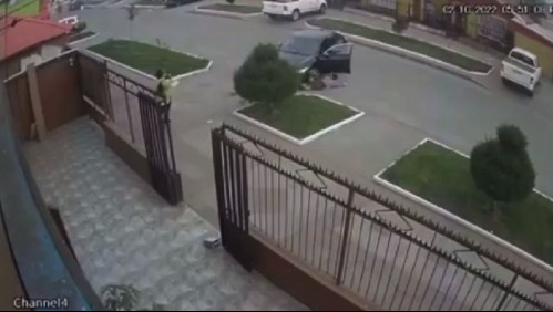 [VIDEO] Portonazo a adultos mayores termina con una mujer siendo arrastrada por delincuentes en el vehículo robado