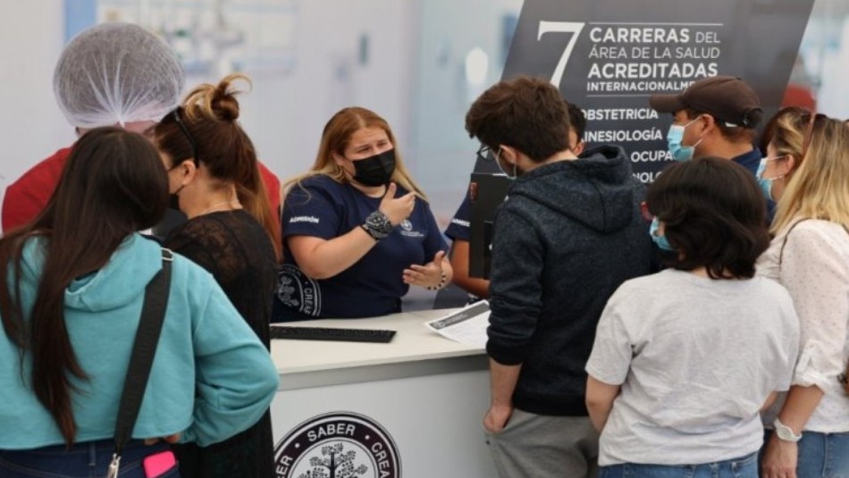 Universidad San Sebastián realiza feria que busca orientar y entregar información a alumnos que rendirán la PAES Universidad San Sebastián realiza feria que busca orientar y entregar información a alumnos que rendirán la PAES