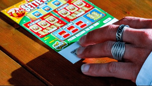Mujer que ganó la lotería con los números de su mamá fallecida estuvo a punto de perder el premio por una insólita razón