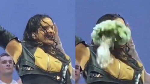 En pleno concierto: Fan le tiró un ramo de flores a Rosalía y la golpeó en su cara