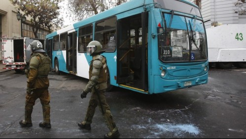 Podrán ir a clases: Dictan arresto domiciliario parcial para alumnos de Liceo de Aplicación detenidos por lanzar molotov