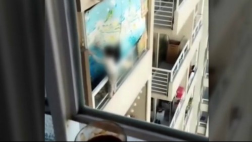 Video muestra a niño jugando al borde del balcón en un piso 21: El departamento funcionaría como guardería clandestina