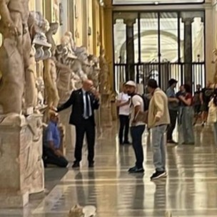 Le negaron una reunión con el Papa y destruyó dos estatuas del Vaticano