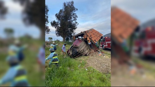Vehículo choca con paradero y deja a tres muertos en ruta que une a Parral con Cauquenes