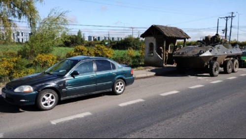 Tanque del Ejército chocó con un vehículo particular que se detuvo en un semáforo