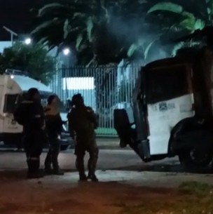 Incidentes y barricadas en Villa Francia: Dispararon contra Carabineros y carro lanza aguas resultó quemado Incidentes y barricadas en Villa Francia: Dispararon contra Carabineros y carro lanza aguas resultó quemado