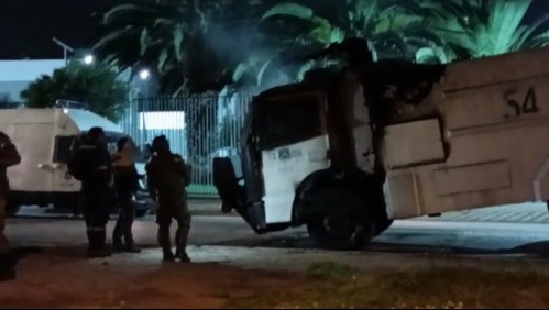 Incidentes y barricadas en Villa Francia: Dispararon contra Carabineros y carro lanza aguas resultó quemado