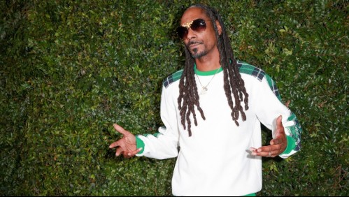 ¿Alentando a los albos? Snoop Dogg sorprende posando con camiseta de Colo Colo