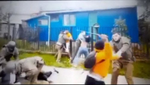 Con palos y botellazos: Video muestra ataque de un grupo de personas a Carabineros en Puerto Montt
