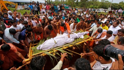 Masivo funeral de un cocodrilo en India: Era vegetariano y se le consideraba 'divino'