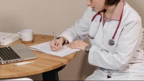 Doctora que trabaja con pacientes con tumores cerebrales no reconoció sus propios síntomas y ahora tiene cáncer terminal