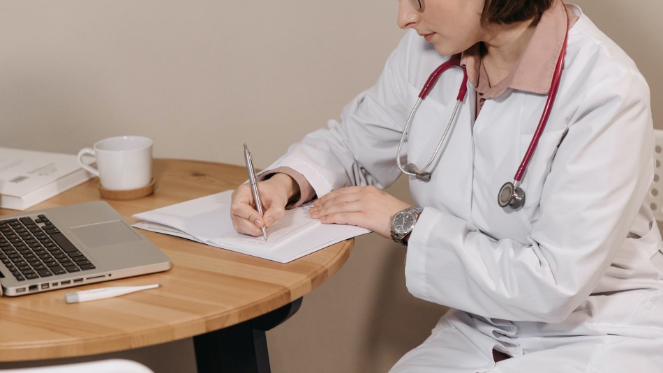 Doctora que trabaja con pacientes con tumores cerebrales no reconoció