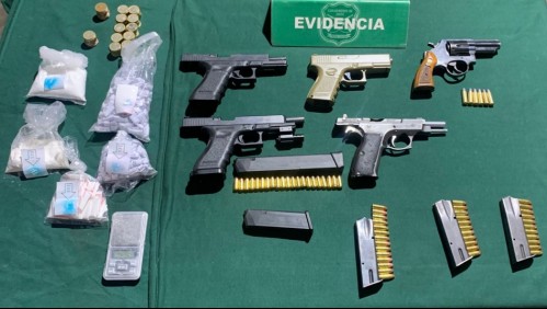 Fueron descubiertos por 'disparos injustificados' y huyeron: Carabineros incautó armamento y drogas en autos robados