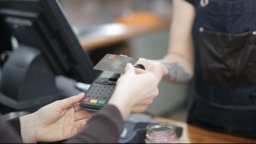 Fue a comer a un restaurante y le cobraron hasta los platos: La propina también fue incluida