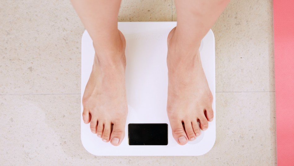 de noche engorda? Estudio muestra cómo influye en el peso el