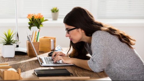 ¿Estás encorvado frente al computador todo el día? Estos ejercicios ayudarán a tu postura