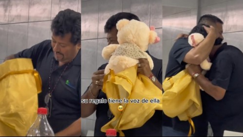 El llanto de un hombre al recibir de regalo un peluche con la voz de su esposa fallecida