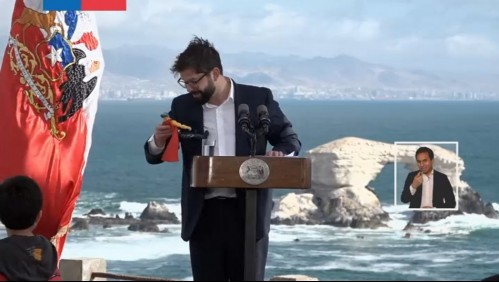 'Me voy a poner la capa': Boric recibe una figura de 'Thor' mientras daba un discurso en Antofagasta