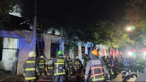 Dos fallecidos y dos lesionados tras incendio en Santiago: Corte de agua programado dificultó labor de Bomberos