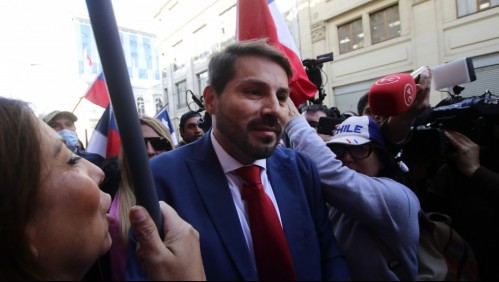 Insultos y monedas lanzadas: Polémica llegada de Francisco Muñoz a diálogo constituyente 'paralelo' en el Congreso