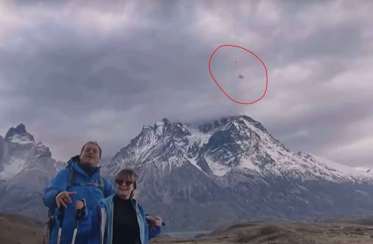 Los padres de Camila Cabello en las Torres del Paine. En el círculo rojo, el supuesto 