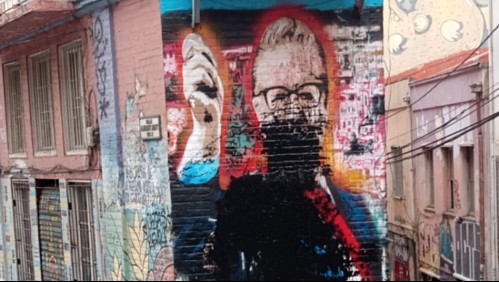 Desconocidos lanzan pintura negra a mural de Salvador Allende en Valparaíso