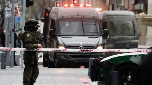 Objeto sospechoso moviliza a Carabineros en pleno centro de Santiago: Se descartó que fuese una bomba