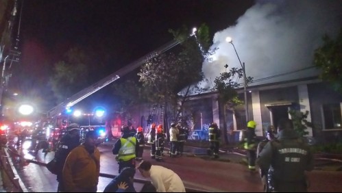 Un fallecido tras incendio en antigua casona de Quinta Normal: Fuego habría sido originado por una estufa