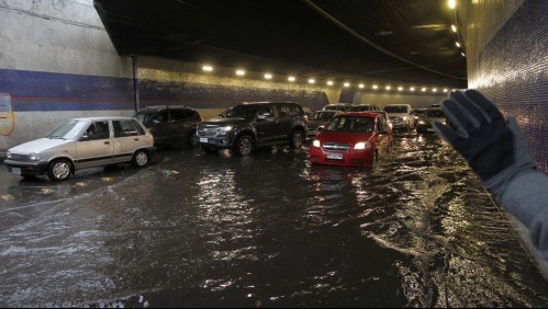 Desborde de un canal de regadío provoca anegamiento en alrededores del Parque O'Higgins