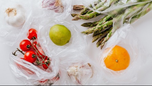 ¿Tienes el refri lleno de bolsas? Estas son las razones por las que no deberías guardar frutas y verduras en plástico