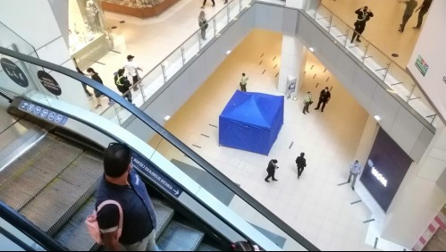 Hombre muere tras lanzarse en el Costanera Center: Cayó sobre una mujer que está herida de gravedad