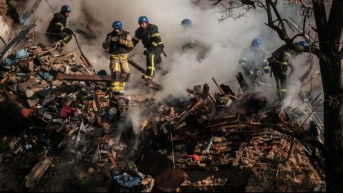 Zelenski sobre últimos bombardeos rusos: 'Rusia destruyó el 30% de las centrales eléctricas de Ucrania en una semana'