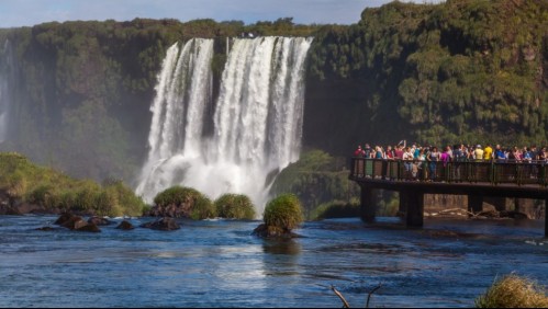 Un testigo captó el momento: Turista pierde el equilibrio al tomarse una selfie y cae a las Cataratas del Iguazú