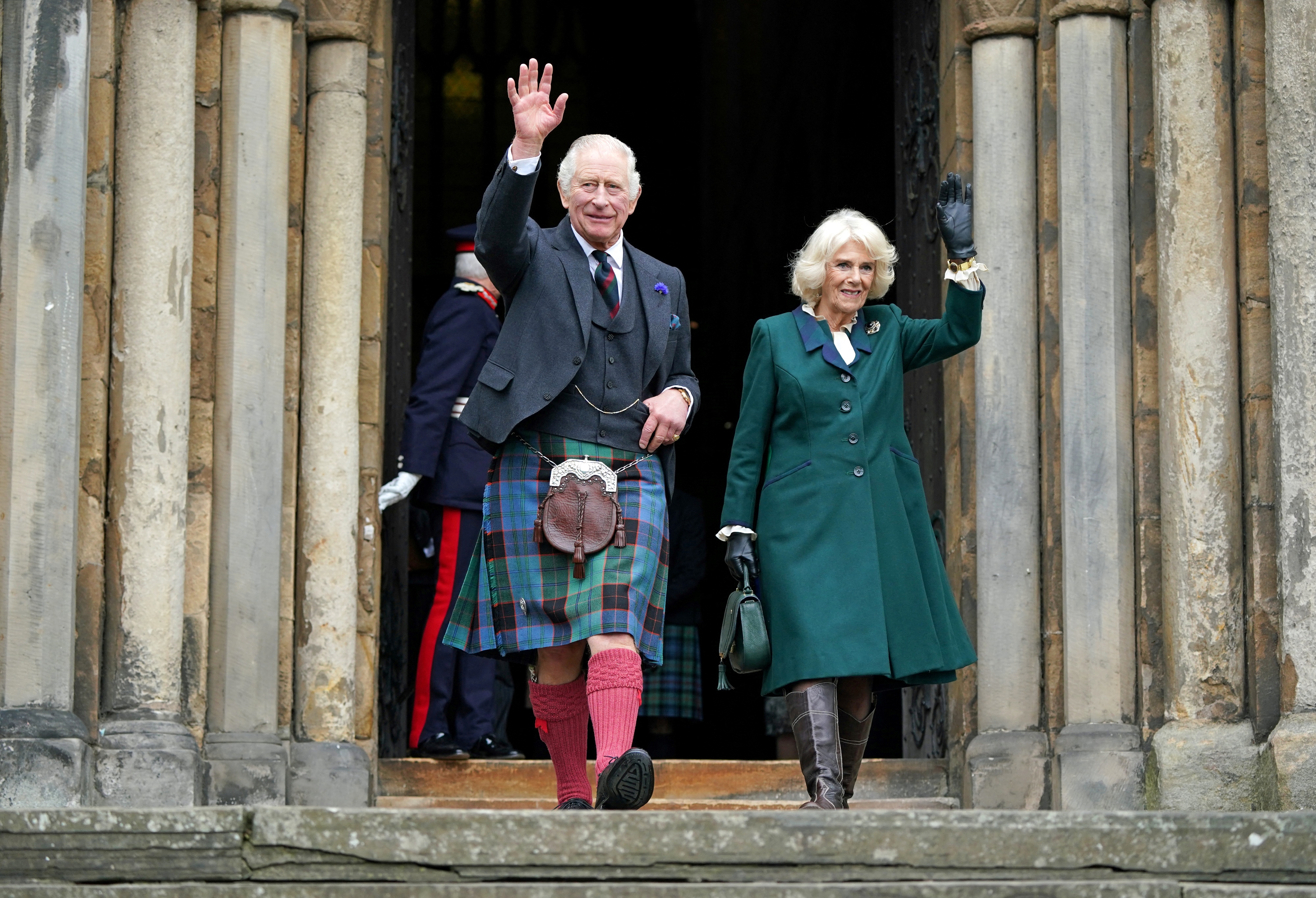 Rey Carlos III acompañado de la reina consorte Camila