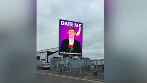 A sus 23 años nunca ha tenido novia y busca una cita con la ayuda de una valla publicitaria gigante: 'Sal conmigo'