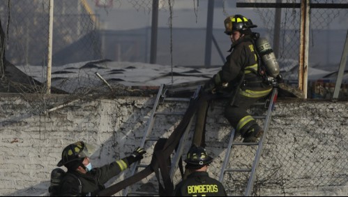 Bomberos resultan electrocutados tras combatir incendio en Conchalí