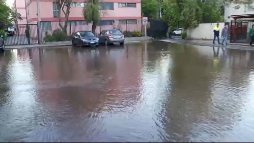 'Me levanté para bañarme y no hay agua': Rotura de matriz provoca inundación en comuna de Ñuñoa